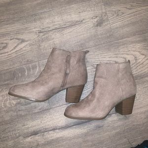 New size 8 Taupe booties